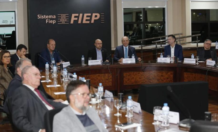 Estado apresenta plano para a indústria à nova diretoria da Fiep