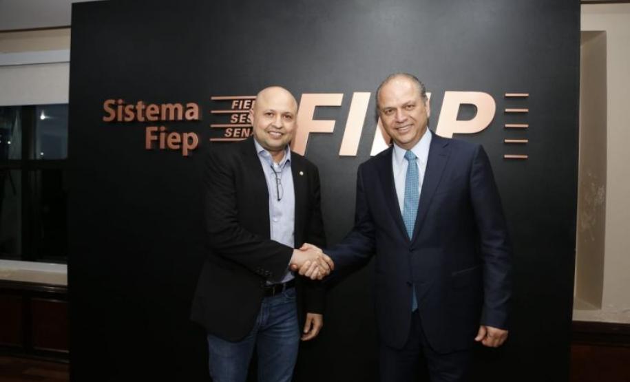 Estado apresenta plano para a indústria à nova diretoria da Fiep